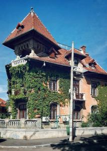 budynek z bluszczem rosnącym po jego stronie w obiekcie Charming Place Cotroceni w Bukareszcie