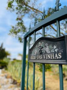 Villa Serro das Vinhas في بورتيماو: علامة تقول وقف لوس فيتاس على السياج