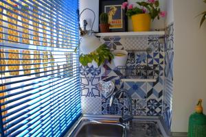 een keuken met een wastafel en een raam bij Casa Tortilla Sant Antoni in Barcelona