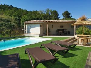 un cortile con piscina e una casa di Maison L'Inattendu avec spa & piscine privatifs a Moussan