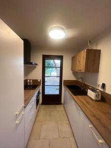 Kuchnia lub aneks kuchenny w obiekcie Appart spacieux ,lumineux ,proche des plage , piscine