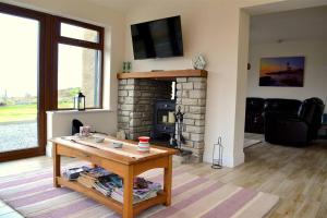 TV a/nebo společenská místnost v ubytování Holiday home in Falcarragh, Gortahork, Donegal