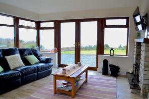 sala de estar con sofá y mesa en Holiday home in Falcarragh, Gortahork, Donegal, en Falcarragh
