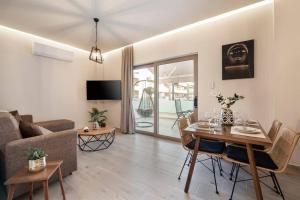 una sala de estar con una mesa y un sofá en Rosa’s luxury apartment, en Cos
