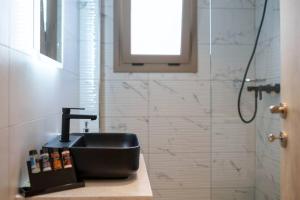 y baño con lavabo negro y ducha. en Rosa’s luxury apartment, en Cos 21 fotos más