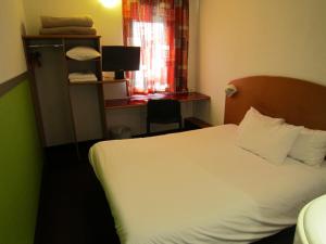 a hotel room with a bed and a window at Quick Palace Nantes La Beaujoire in Nantes