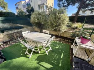 Fotografia z galérie ubytovania BEAU T2 EN REZ DE JARDiN, 5 COUCHAGES, PARKING PRIVÉ v destinácii Cap d'Agde