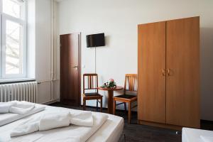 Postel nebo postele na pokoji v ubytování Queens Park Hotel