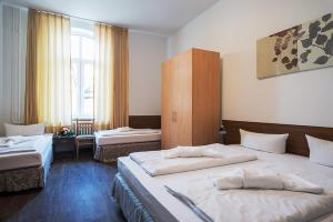 Postel nebo postele na pokoji v ubytování Queens Park Hotel