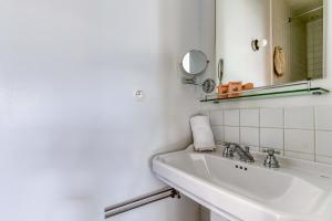 Un baño de Studio Cocoon with View in the Heart of Paris 09