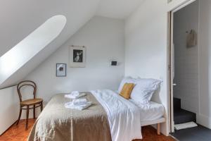 Una cama o camas en una habitación de Studio Cocoon with View in the Heart of Paris 09