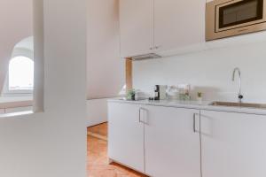Una cocina o kitchenette en Studio Cocoon with View in the Heart of Paris 09