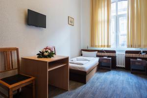 Tempat tidur dalam kamar di Queens Park Hotel