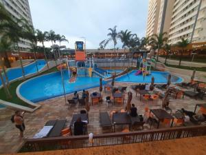 una piscina con sedie a sdraio in un resort di Apto mobiliado - SOLAR DAS ÁGUAS - OLÍMPIA a Olímpia
