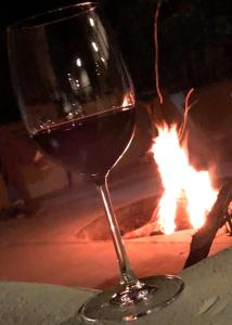 een glas wijn voor het vuur bij Haras KM in Bom Jesus do Amparo