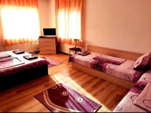 A television and/or entertainment centre at Guest House By The River