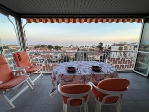 a table and chairs on a balcony with a view at Apartamento con vistas al mar in Cambrils