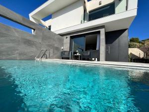 Bazén v ubytovaní Sea Hills semidetached Luxury Villa alebo v jeho blízkosti