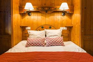 מיטה או מיטות בחדר ב-Lagrange Vacances Le Cristal d'Argentière