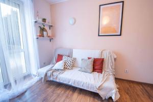 salon z kanapą z poduszkami w obiekcie Home studio z ogródkiem i altaną w Krakowie