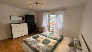 1 dormitorio con 1 cama, vestidor y ventana en Paradiesisch Wohnen Bad Schwalbach, en Bad Schwalbach