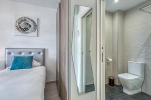 エステポナにあるHanami Castilloのベッドルーム1室(ベッド1台、シャワー、トイレ付)