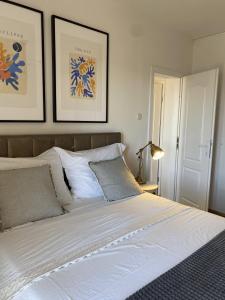 sypialnia z dużym białym łóżkiem z 2 poduszkami w obiekcie Apartments Skako w Makarskiej