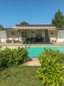 uma casa com uma piscina e um pátio em Luxury Zamárdi em Zamárdi