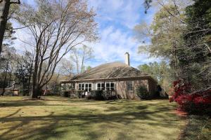 una casa antigua con césped y árboles en Golf community/Beautiful house with a golf view, en Warner Robins