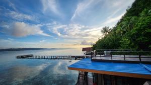 ein Dock im Wasser neben einem Wasserkörper in der Unterkunft Terimakasih homestay in Pulau Mansuar