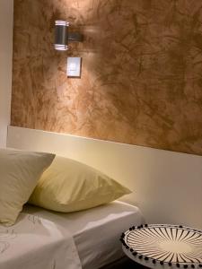 ein Schlafzimmer mit einem Bett mit einer Lampe an der Wand in der Unterkunft Secret Garden Apartment in Zadar