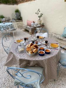 Jedlo v ubytovaní bed & breakfast alebo blízkom okolí
