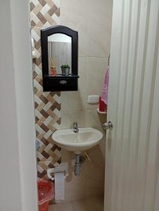 bagno con lavandino e specchio di Araucarias Inn 2 a Santa Rosa de Cabal