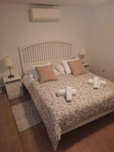 En eller flere senge i et værelse på Old Town Rab appartment Ivana