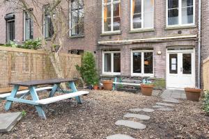 una mesa de picnic frente a un edificio de ladrillo en Cocomama en Ámsterdam