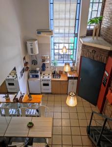 cocina con electrodomésticos blancos y ventana grande en Calle del Aire en Buenos Aires