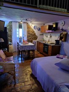 uma cozinha e um quarto com uma cama e uma mesa em Castello di Casallia em Vetulonia