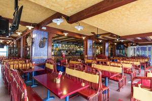 ein Restaurant mit Tischen und Stühlen und einer Bar in der Unterkunft Hotel Christian in Lido di Jesolo