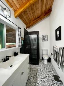 uma casa de banho com um lavatório e um WC em Fotis House em Naalehu