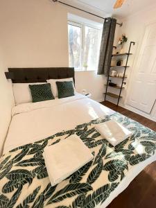 1 dormitorio con 1 cama grande y toallas. en ND Hotel - Hyde Park, en Londres