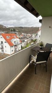 einen Balkon mit einem Tisch und Stadtblick in der Unterkunft Paradiesisch Wohnen Bad Schwalbach in Bad Schwalbach