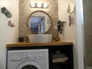 a bathroom with a sink and a washing machine at Studio climatisé Le Marilyn - Dormiratoulouse Blagnac in Blagnac