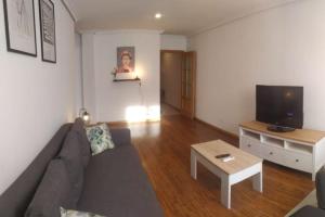 un soggiorno con divano e TV di Piso.2hab+2baños+garaje+Asc+A C. a Talavera de la Reina