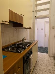 フェラーラにあるRipa Grande Apartmentのキッチン(コンロ、シンク付) +12枚の写真