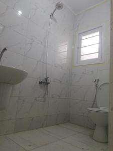 uma casa de banho com um chuveiro, um WC e um lavatório. em غرفة مفروشة خاصة الشيخ زايد للرجال فقط em Sheikh Zayed