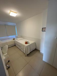 um quarto com uma cama e uma cadeira em Apartamento Praia do Forte 2 quartos Iberostate Mediterrâneo 1 na Praia do Forte