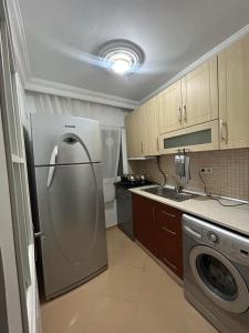 uma cozinha com um frigorífico de aço inoxidável e uma máquina de lavar louça em noray1 em Istambul