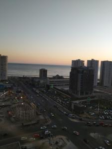 a view of a city with a highway and the ocean at Habitación frente al mar in Iquique
