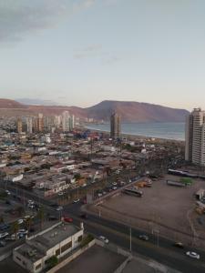 een luchtzicht op een stad met een parkeerplaats bij Habitación frente al mar in Iquique