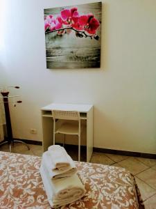 - une chambre avec un lit et un bureau avec des serviettes dans l'établissement Apartement NICKY, à Florence